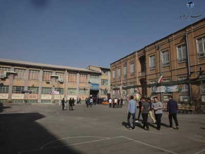 محوطه دبیرستان ماندگار فردوسی تبریز در روز اول مهرماه